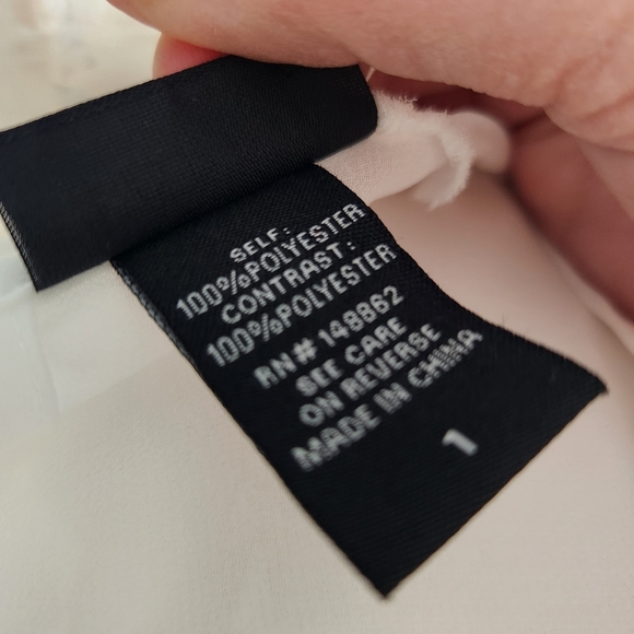 Torrid Blouse Top White Floral Sheer Lightweight Flowy Assymetrical Hem sz 1X - Picture 5 of 5